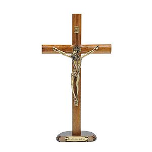CRUCIFIXO MAD CILINDRICA MESA 26CM C/SAO BENTO OV (EIS O CORDEIRO DE DEUS!) - Toque o Céu