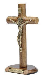 CRUCIFIXO MAD CILINDRICA MESA 17CM C/SAO BENTO OV (EIS O CORDEIRO DE DEUS!) - Toque o Céu