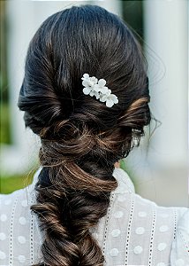 PENTE MINIMALISTA COM FLORES EM PORCELANA