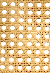 Tela de palhinha indiana de celulose (50cm x 15m) , reforçada com fio de poliéster de alta resistência. Ideal para artesanato, móveis e decoração. Rolos com 15 metros de comprimento. Durabilidade e beleza em um só produto.