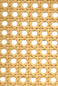 Tela de palhinha indiana de celulose (80cm x 15m) , reforçada com fio de poliéster de alta resistência. Ideal para artesanato, móveis e decoração. Rolos com 15 metros de comprimento. Durabilidade e beleza em um só produto.