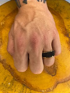 Anel Dourado e Preto Moderno