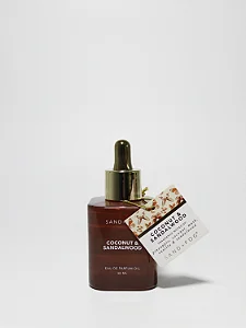 Sand + Fog Óleo perfumado de coco e sândalo, 50 ml, com conta-gotas.