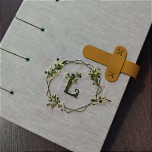 Diário com monograma bordado