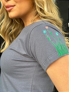 TSHIRT FEMININA ALGODÃO BORDADA NA MANGA RAMINHOS COM FLORZINHAS / CHUMBO