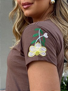 TSHIRT FEMININA ALGODÃO BORDADA NA MANGA  MEIA FLOR / CHOCOLATE