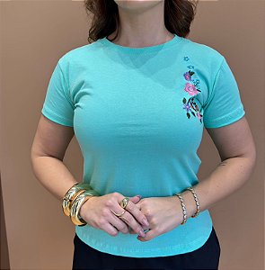 TSHIRT FEMININA ALGODÃO CANDY BORDADO RAMO NA LATERAL / VERDE AGUA
