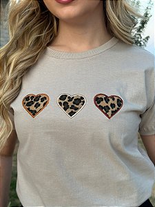 TSHIRT FEMININA ALGODÃO 3 CORAÇÕES ONCINHA / NUDE