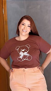 TSHIRT PLUS SIZE FEMININA URSO COM LAÇO / MARROM