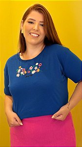 TSHIRT PLUS SIZE FEMININA BORDADO NA GOLA / AZUL BIC
