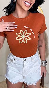 TSHIRT FEMININA ALGODÃO BLOOM FLOR APLICAÇÃO / TERRA COTA