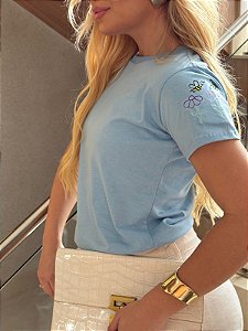 TSHIRT FEMININA ALGODÃO BORDADO NA MANGA ABELHA / AZUL BEBE