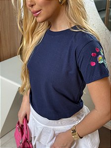 TSHIRT FEMININA ALGODÃO BORDADO NA MANGA FLOR E CORAÇÃO / AZUL MARINHO