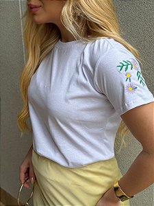 TSHIRT FEMININA ALGODÃO BORDADO NA MANGA 3 FLORES LILAS / BRANCA