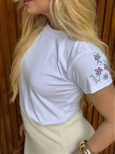 TSHIRT FEMININA ALGODÃO BORDADO NA MANGA FLOR LILAS / BRANCA
