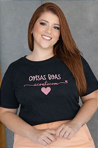 TSHIRT PLUS SIZE FEMININA BORDADA COISAS BOAS ACONTECEM / PRETA