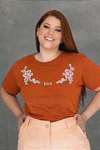 TSHIRT PLUS SIZE FEMININA BORDADO LOVE / CARAMELO