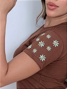 TSHIRT FEMININA ALGODÃO BORDADA NA MANGA FLORZINHAS / CHOCOLATE