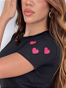 TSHIRT FEMININA ALGODÃO BORDADA NA MANGA CORAÇÕES / PRETA
