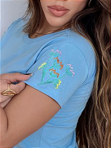TSHIRT FEMININA ALGODÃO BORDADA NA MANGA RAMINHOS / AZUL BEBE