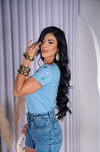 TSHIRT FEMININA ALGODÃO BORDADA NA MANGA TULIPA ROSA E FLOR MARINHO / AZUL BEBE
