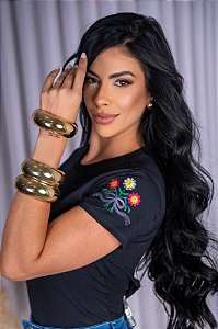 TSHIRT FEMININA ALGODÃO BORDADA NA MANGA BUQUE DE FLORES / PRETA