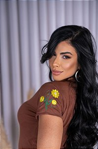 TSHIRT FEMININA ALGODÃO BORDADA NA MANGA FLOR RAMO AMARELA / CHOCOLATE