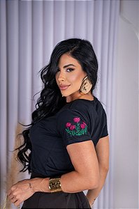 TSHIRT FEMININA ALGODÃO BORDADA NA MANGA FLORES PINK / PRETA