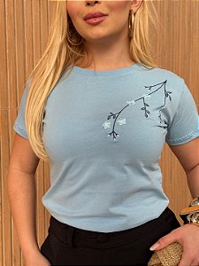 TSHIRT FEMININA ALGODÃO BORDADA LATERAL / AZUL BEBE