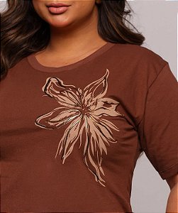 TSHIRT PLUS SIZE FEMININA FLOR LATERAL / MARROM