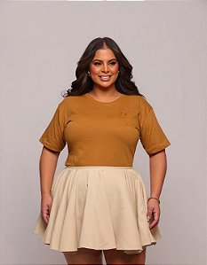 TSHIRT PLUS SIZE FEMININA BORDADA FLOR PEQUENO / CARAMELO