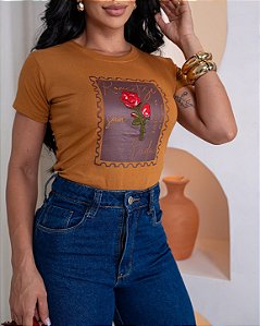 TSHIRT FEMININA ALGODÃO APLICAÇÃO FLOR VERMELHA / CARAMELO