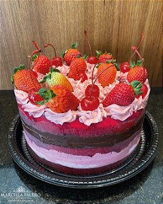 Torta Naked cake  de chocolate e frutas vermelhas