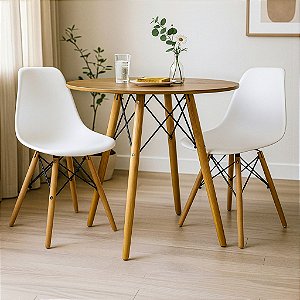 Mesa Redonda Eiffel 80cm Louro Freijó com 2 Cadeiras Eiffel Branca