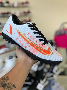 Chuteira Society Branca e Laranja