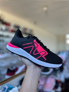 New Balance Preto e Rosa Neon