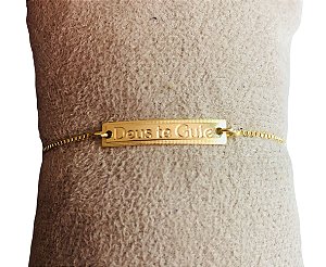 Pulseira Ajustável com a Plaquinha Escrita Deus te Guie, banhada a ouro 18k