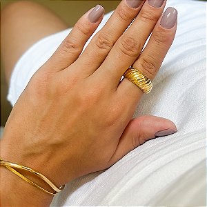 Anel Lari Bold com Listras em Banho Ouro18k
