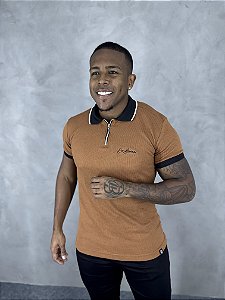 Polo Caramelo Tricot Zíper Bordado Sobre Tom De Buenas