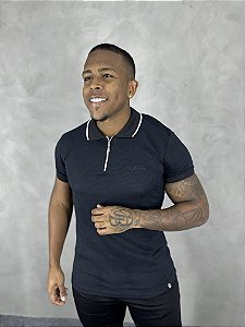 Polo Preta Tricot Zíper Bordado Sobre Tom De Buenas