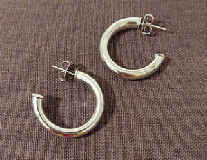 Brinco argola média lisa - rodium - ZP