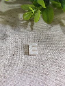 Pingente Letra E Madrepérola 10mm (UN)