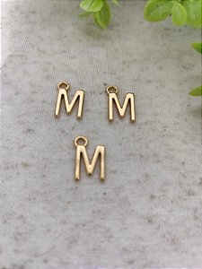Pingente Letra M 12mm Ouro (un)