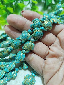 Tartaruga passante Howlita Turquesa com dourado 17mm, furo 1 mm (5un)