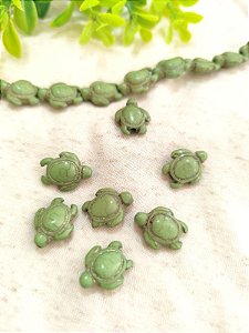 Tartaruga passante Howlita Verde 15mm, furo 1 mm (un)