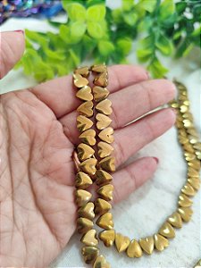 Coração Hematita Dourado 7mm, furo lateral (10un)