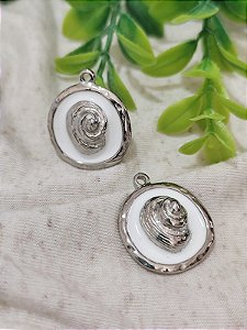 Pingente Resinado Branco com Caracol dentro Níquel 25mm (un)