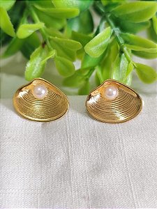 Brinco Concha 20mm Ouro com pérola (par)
