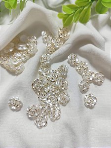 Entremeio Flor Pérola em ABS 10mm Furo passante Marfim com dourado (10un)