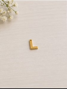 Pingente Letra L 8mm Ouro (un)